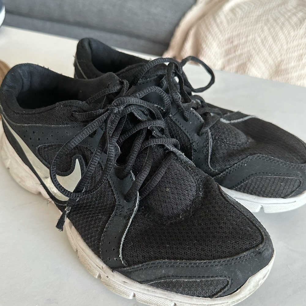Nike shoes black